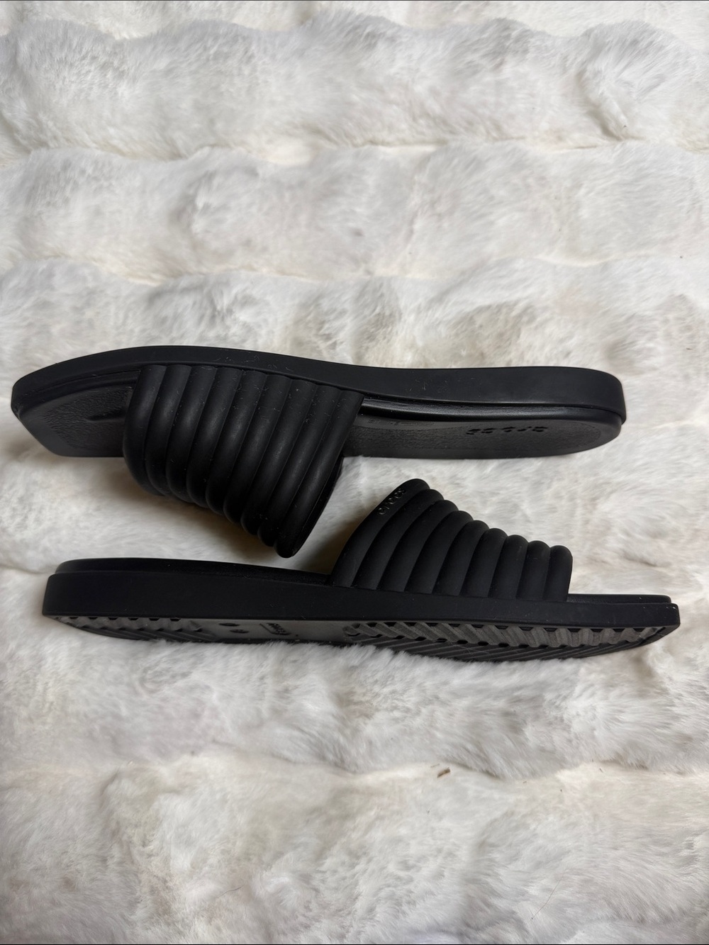CROCS Black Ribbed Slide Sandals for Women - Picture 2 of 4
